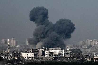Columna de humo sobre Gaza, tras un bombardeo israelí, en la mañana del sábado, en un fotografía tomada desde Israel. 
