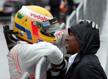 Lewis Hamilton celebra con su padre Anthony la victoria en Japón.