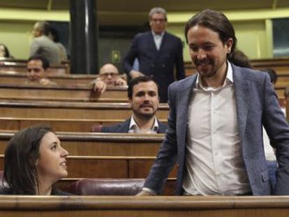 El líder de Podemos propone un Gobierno como el de Portugal y el presidente califica de  parodia  la moción