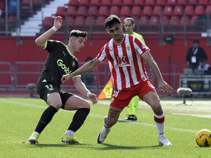 Valery, del Girona, disputa un balón ante el defensa del Almería Marc Pubill.