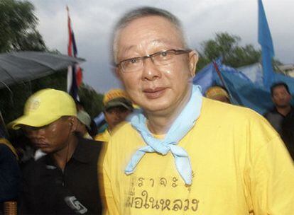 Limthongkuanti, uno de los líderes del movimiento de los 'camisas amarillas' en Tailandia, abandona la Casa del Gobierno en Bangkok.