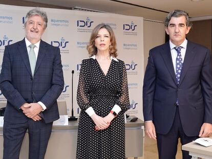 Desde la izquierda, Ángel de Benito, secretario general de la Fundación IDIS; Marta Villanueva, directora general de la Fundación IDIS; y Juan Abarca, presidente de la Fundación IDIS.