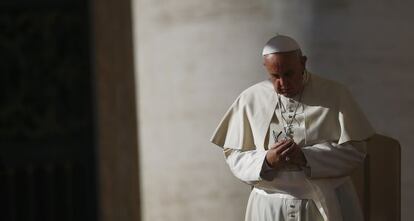 El Papa en la audiencia general en la plaza de San Pedro en el Vaticano.