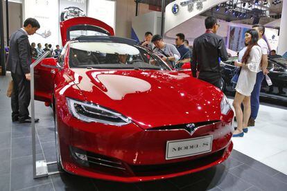 Un modelo de coche eléctrico de Tesla en la exposición Auto China 2016 en Pekín (China) este jueves 30 de junio.