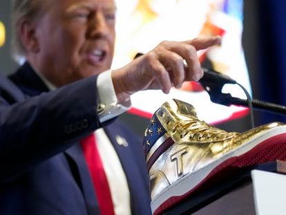 El expresidente y candidato republicano Donald Trump en la Sneaker Con de Filadelfia promocionando su nueva marca de zapatillas.