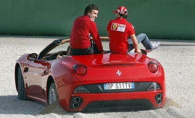 Alonso, junto a Felipe Massa, en un Ferrari.