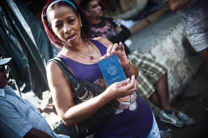 Una migrante cubana que este martes se trasladara vía aérea hacia El Salvador muestra su pasaporte sellado, en el municipio de La Cruz, Costa Rica.