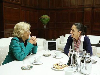 Claudia Sheinbaum junto a la alcaldesa de Madrid, Manuela Carmena.