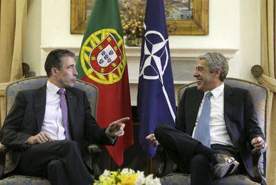 José Sócrates (derecha), ayer con el secretario general de la OTAN en Lisboa.