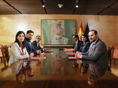 Imagen facilitada por el PSOE de la primera reunión de la mesa de negociación con ERC de cara a la votación en la investidura.