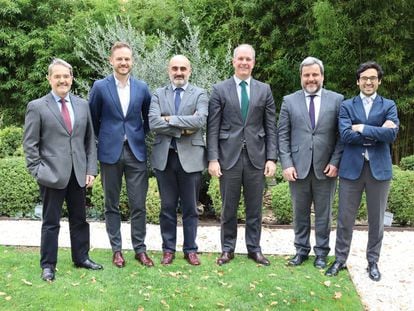 De izquierda a derecha: José Ramón Couso (socio de Ceca Magán); Raúl López (socio de consultoría de negocio e innovación Grant Thornton); Alfredro Muñoz (of counsel de Ceca Magán y Grant Thornton); Ramón Mesonero-Romanos (socio de Ceca Magán); Manuel Sanmartín (socio de consultoría de negocio e innovación de Grant Thornton) y José Luis Amat (manager de Ceca Magán). 