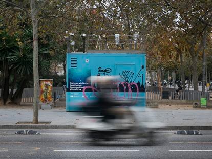 La estación de vigilancia de la calidad del aire y la contaminación del Eixample de Barcelona, la que registra los peores datos de la ciudad, en una imagen de archivo.