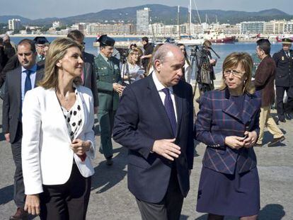 La delegada del Gobierno en Cataluña, Llanos de Luna; el ministro del Interior, Jorge Fernández Díaz; y la alcaldesa de Palamós, Teresa Ferrer, durante la visita del ministro hoy al Puerto de Palamós.