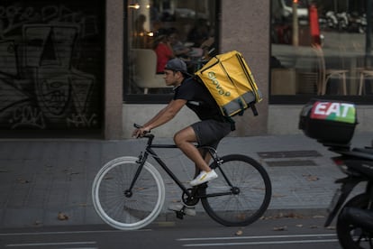 Un 'rider' circula por el centro de Barcelona, este miércoles.
