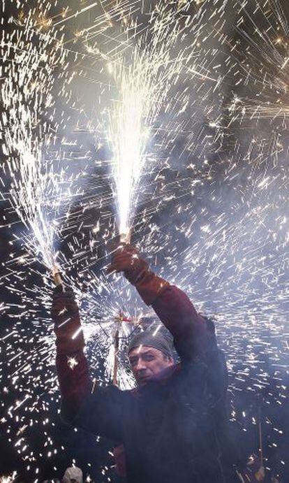 Escena del &#039;correfoc&#039; de las fiestas de la Merc&egrave; celebrado ayer en la Via Laietana de Barcelona. 