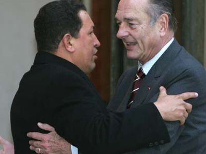 El presidente francés, Jacques Chirac, recibe a Hugo Chávez en París.
