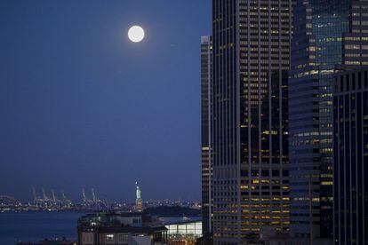 La 'luna azul', desde la isla de Manhattan (Nueva York).