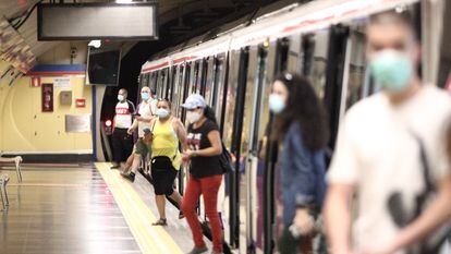 Pasajeros con mascarilla en la estación de Metro de San Bernardo, en Madrid
