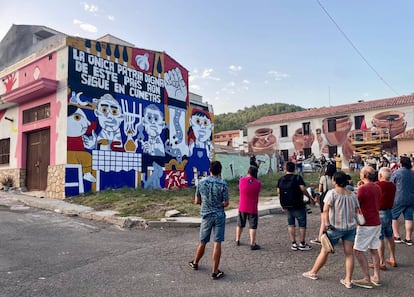 El mural cuya leyenda, de la canción 'Mi patria digna', de Toni Mejías, no ha gustado al Ayuntamiento presidido por el PP. / CARME RIPOLLÉS