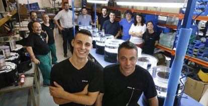 Los nuevos trabajadores de la empresa Sayl, Javier Gonz&aacute;lez, a la izquierda y Manuel Luna posan junto al resto de compa&ntilde;eros.