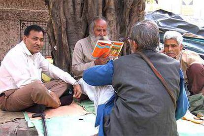 Hombres leyendo a la puerta de la casa de Rabindranath Tagore, en Calcuta.