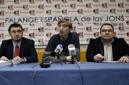 De izquierda a derecha, Jorge Garrido San Román; vicesecretario general de Falange de las JONS, Javier Sanz, jefe de Madrid; y Norberto Pico Sanabria, secretario general, durante la rueda de prensa.
