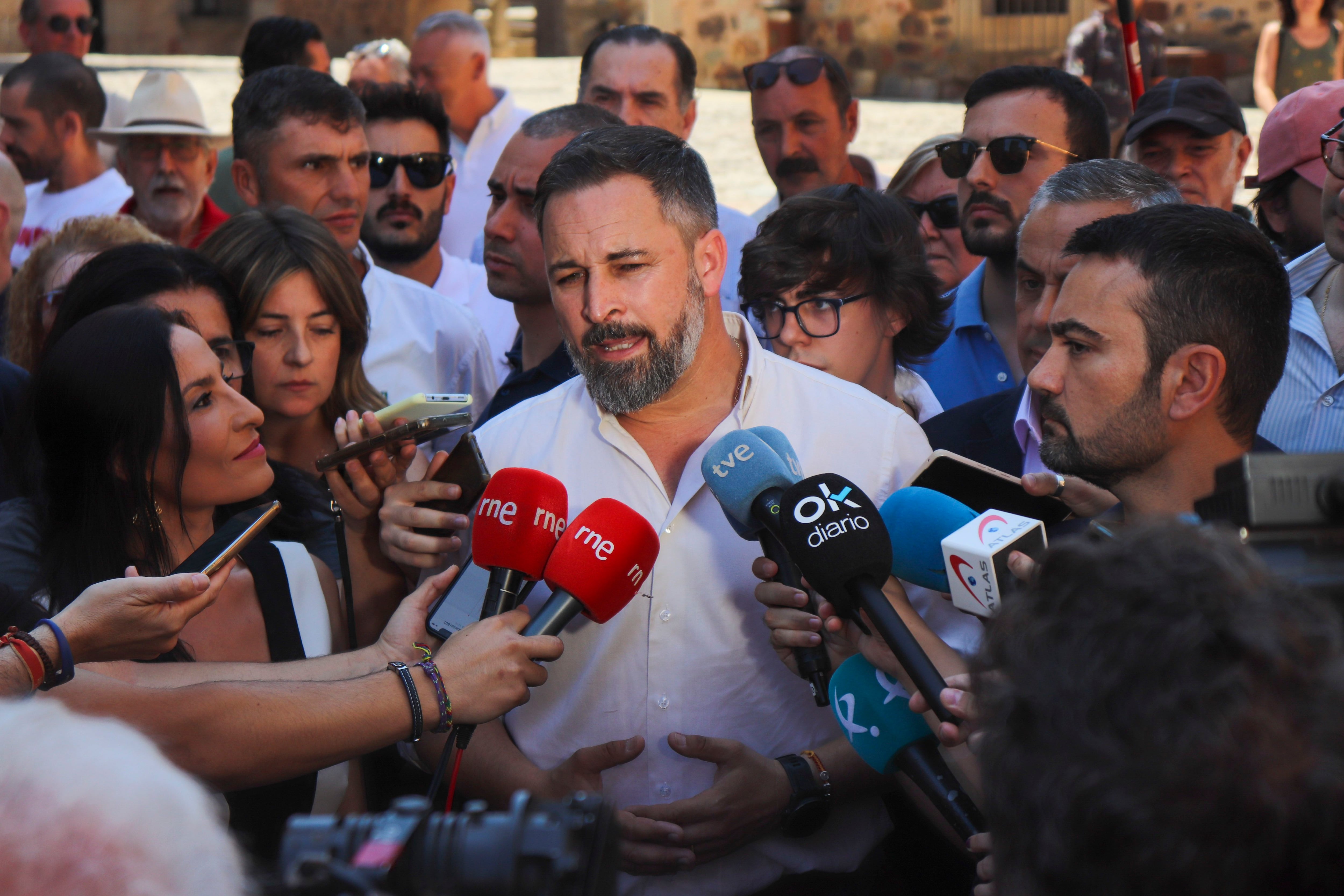 CÁCERES (ESPAÑA), 09/07/2023.- El presidente de Vox, Santiago Abascal, confía en que el acuerdo de Gobierno PP-Vox en Extremadura garantice una legislatura "tranquila y estable" durante los próximos cuatro años en la región, al tiempo que ha lamentado que aún no se hayan alcanzado acuerdos en Aragón y Murcia. Abascal atiende a los medios de comunicación en la Parte Antigua de la ciudad extremeña. EFE/ Vicente M Roso
