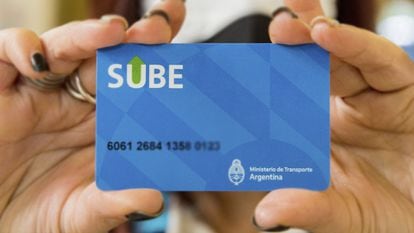 Una mujer sostiene una tarjeta del Sistema Único de Boleto Electrónico, en Argentina.