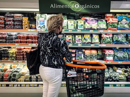 Una mujer compra alimentos en un supermercado de la colonia Roma, en Ciudad de México.
