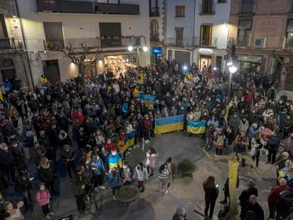 Vecinos de Guissona se concentran en apoyo a Ucrania frente al Ayuntamiento, este jueves.