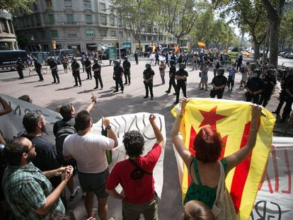 Imatge de la confrontació de banderes als Jardinets de Gràcia.