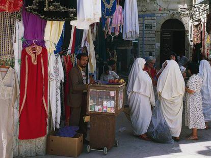 Puestos de ropa en la medina de T&uacute;nez. 