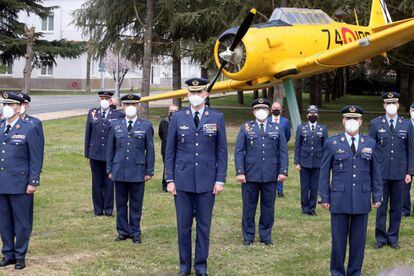 Felipe VII visitó este martes la base aérea de Matacán. Allí conoció las escuelas de formación del Ejército del Aire: la escuela militar de transporte aéreo, la de control y tránsito aéreo y la de sistemas aéreos no tripulados.