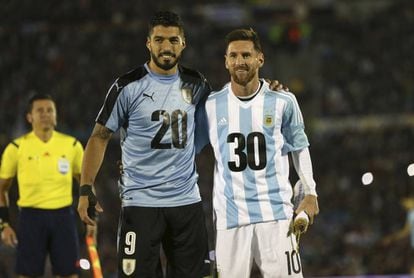Su&aacute;rez y Messi, en la noche del estadio Centenario, forman el 2030 con sus camisetas.