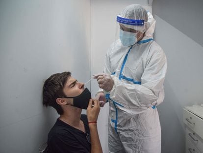 Un sanitario realiza una prueba para detectar la covid-19 en un joven en Mar del Plata, Argentina, el 11 de enero.