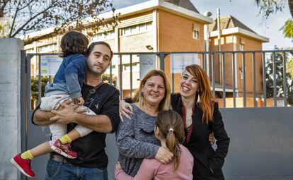 Los padres de Cristian, Toni Martínez y Cristina Defez, posan con sus hijos y su abogada.