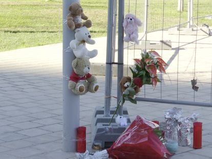 Flores, peluches y velas en el vallado de la Feria de Mislata, donde tuvo lugar el accidente mortal.