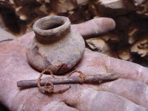 Objetos encontrados por el equipo del Proyecto Djehuty que excava en la necrópolis de Dra Abu el Naga (Luxor).