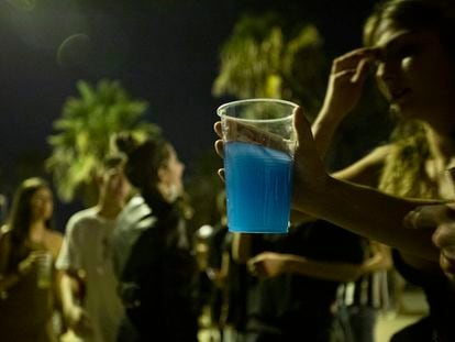 Una joven con un cubata durante el botellón celebrado en las playas de Barcelona el fin de semana de La Mercè.