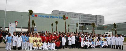 La plantilla posa ante el nuevo hospital.