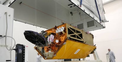 Reparación de un satélite en el Centro Europeo de la Ciencia y la Tecnología. El aparato será usado para medir la temperatura del planeta durante los próximos 20 años, su misión principal.