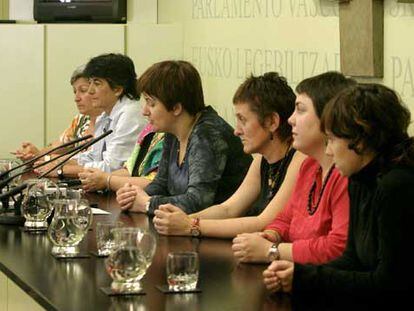 Parlamentarias del Partido Comunista de las Tierras Vascas (EHAK), en la Cámara de Vitoria.
