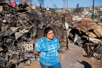 Camila Martínez perdió a su tío Alejandro Flores en el incendio en Achupallas. Su casa fue unas de las cientos que el fuego destruyó.