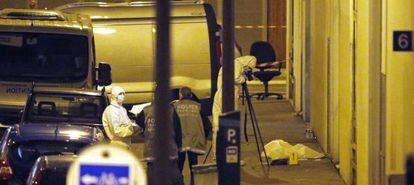 Expertos forenses y polic&iacute;as examinan pruebas en el edificio de Charlie Hebdo.