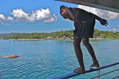 Un niño se lanza al agua desde un barco en el puerto de Allen, en la isla de Leyte (Filipinas).