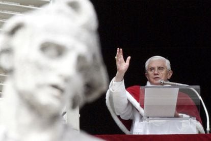 El Papa, ayer, durante la bendición del Angelus, uno de los contenidos habituales de Canal 13 Tv.