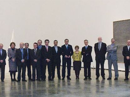 Los miembros del Patronato del Museo Guggenheim que asistieron a la reunión de ayer posan en una de las salas de exposición.