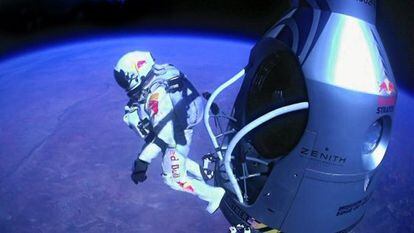 Felix Baumgartner, justo en el momento de saltar en paracaídas, el pasado domingo, desde una altura de más de 39.000 metros.