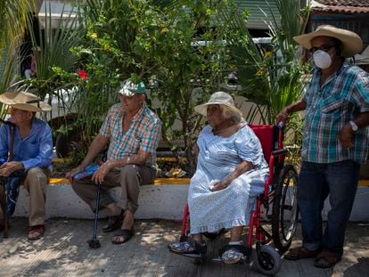 Ciudadanos mayores esperan para cobrar su pensión, en Amatepec (Estado de México), en 2020.