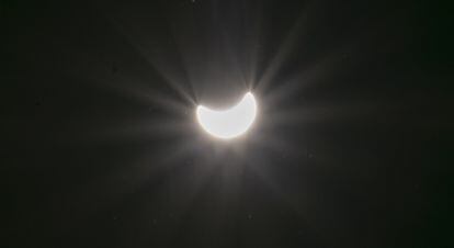 Un eclipse solar visto desde Buenos Aires, Argentina, el 14 de diciembre de 2020.